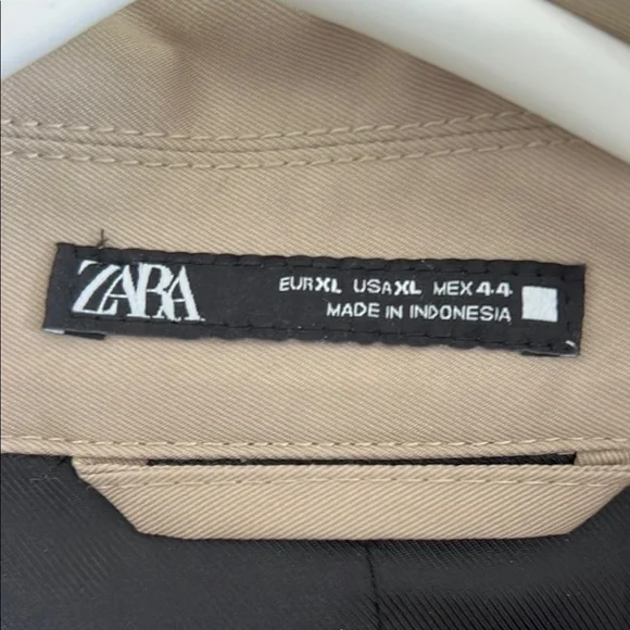 Zara | Tan Trench Coat with Wide Lapels and Adjustable Cuff Straps - Picture 2 of 5